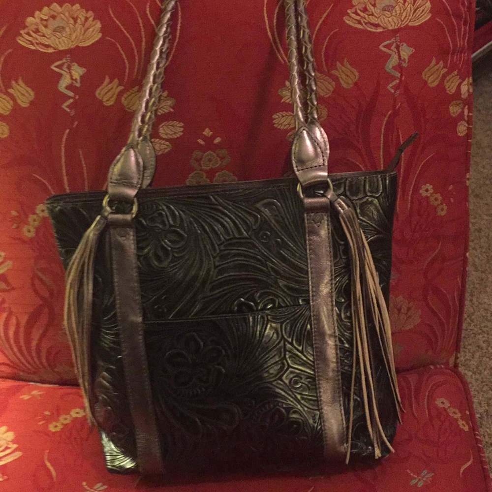 Patricia Nash floral embossed handbag!⬇️